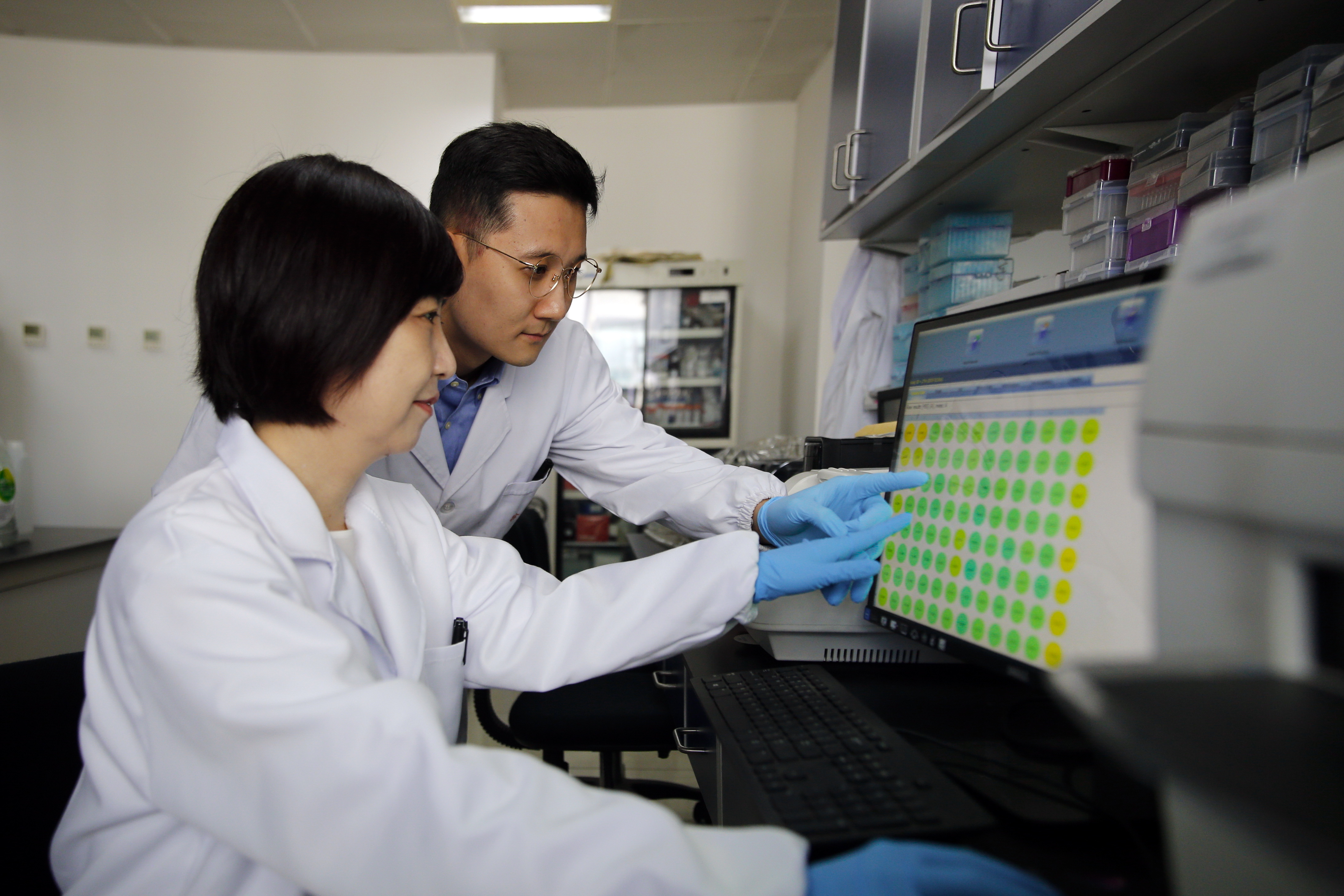 8-学系副主任王炜指导学生实验.jpg